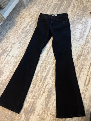 Lågmidjade bootcut jeans - Säljer nu de här otroligt fina jeansen från Zara som är både lowwaist och utsvängda! Använda en gång och har inga tecken på användning! De är i storlek 34 så passar en xs😊😊 