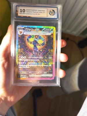 Ingen väst på bilderna - Bilderna visar ett Pokémon-samlarobjekt i plastskydd. Unbreon alt art