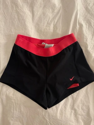 Svarta Nike träningsshorts  - Bekväma svarta träningsshorts från Nike❣️perfekta för löpning❣️Inga tecken på slitage❣️Innershortsen är inte uttagbara❣️skickas snabbt
