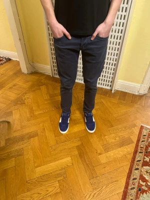 Dondup George - Säljer just nu dessa feta dondup George jeans i mycket fint skick och sitter riktigt gött i passformen. Storlek W33 och nypris cirka 3500kr. Tveka inte att höra av er vid frågor och funderingar!🙌