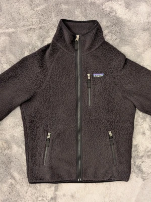 Patagonia fleece tröja - Patagonia fleece tröja. Väl använd men fortfarande fint skick. Storlek S.