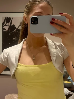 Vit bolerotopp i bomull - Snygg vit bolerotopp med korta ärmar och öppen front!!!!!