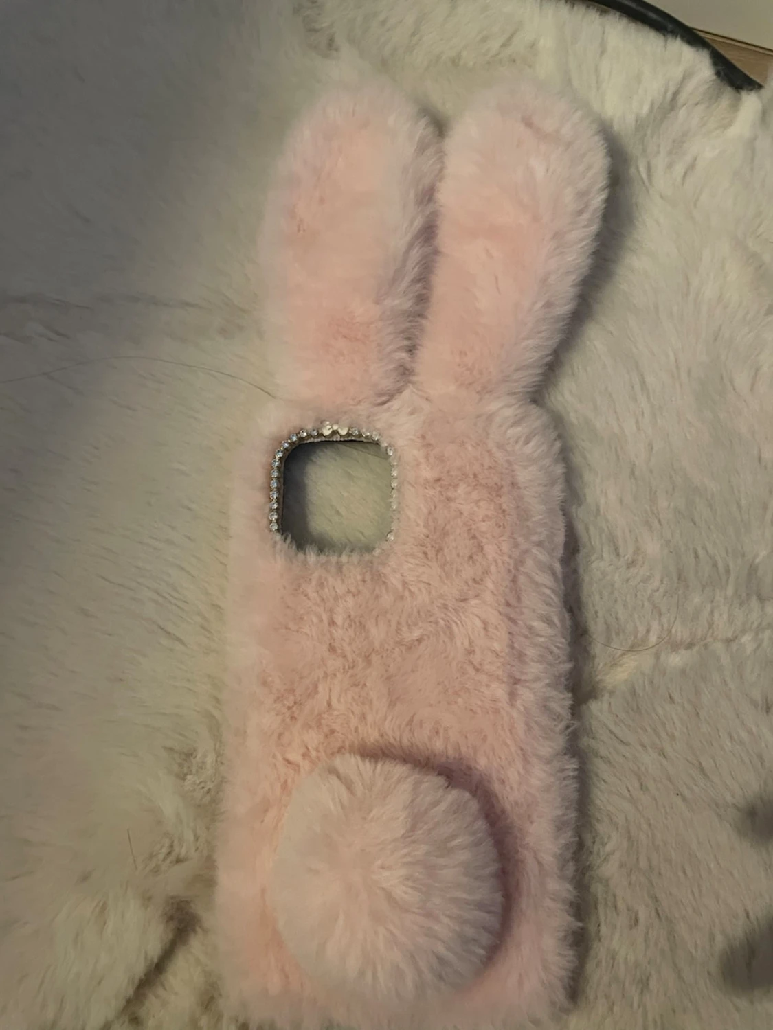 Ljusrosa fluffigt mobilskal kanin.