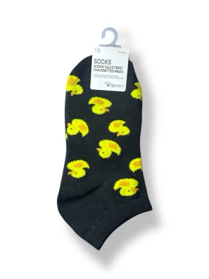 Svarta ankelstrumpor med gula ankor - Svarta ankelstrumpor från Forever 21 med gulligt mönster av gula ankor med orange näbb. Strumporna är låga och har en mjuk och stretchig känsla, perfekta för dig som vill ha något lekfullt och färgglatt på fötterna. Passar mig som har storlek 37/38