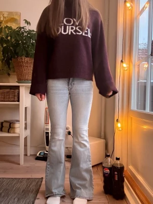 Ljusblå bootcut jeans  - Säljer dessa jeansen från weekday. Sitter bra och i fint skick.