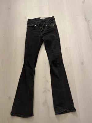Svarta bootcut jeans från lager 157 - Snygga svarta jeans från lager 157,passar mig som är 166cm perfekt i längden men lite tajta i låren för min sak som gillar lite lösare byxor 