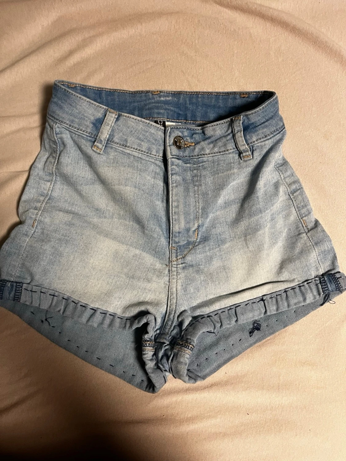 Ljusblå denimshorts med uppvik