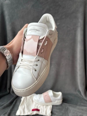 Valentino open skor  - Valentino open skor | orginalstorlek: 37, fråga om innermått vid osäkerhet | ingår: dustbag