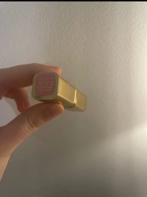 Viralt ” ballerina shoes” läppstift från loreal  - Viralt läppstift från loreal, är eftertraktad och slutsåld överallt. Färgen heter Rosé tendre i Europa💞