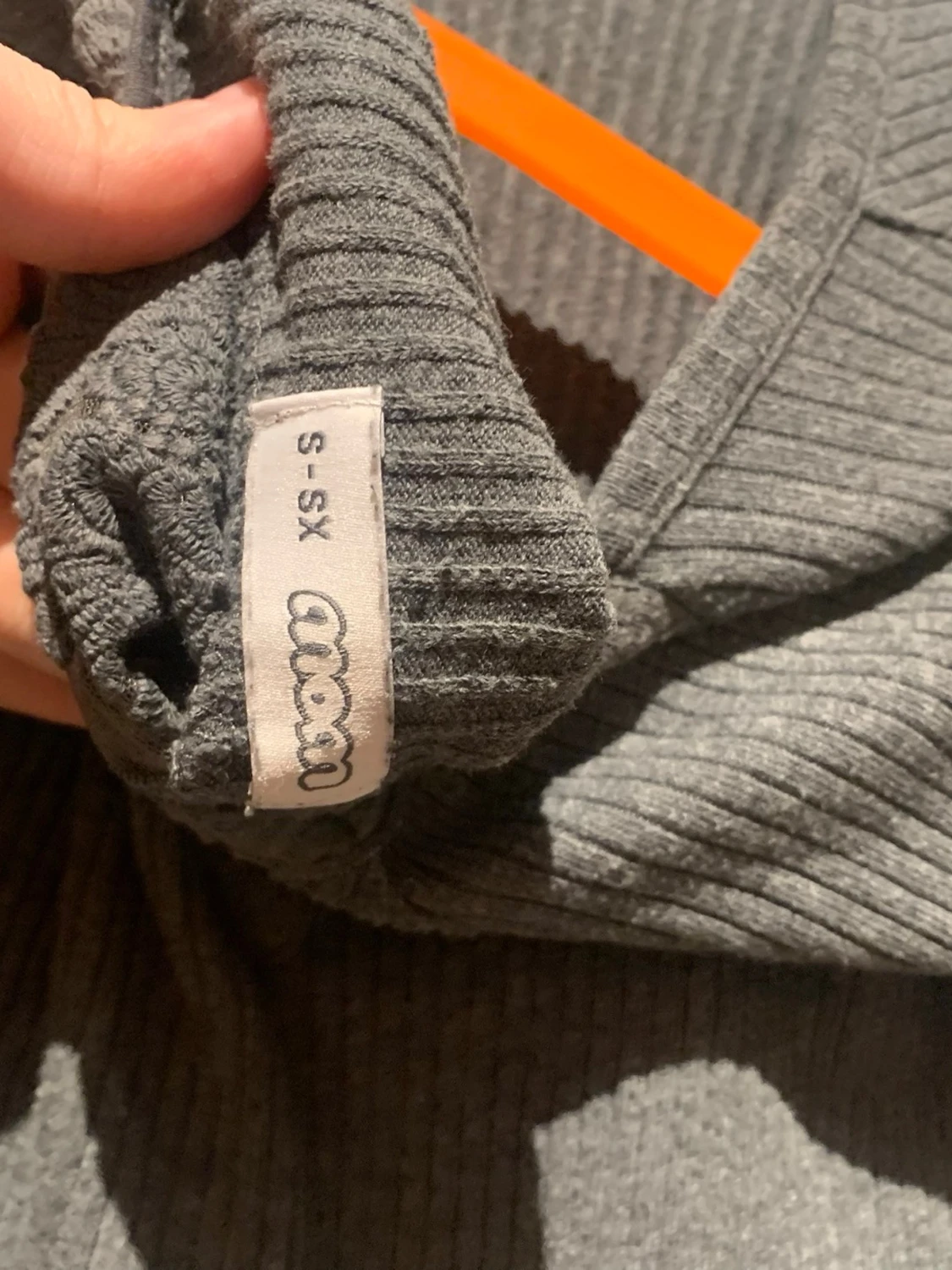 Grå ribbad tröja med spetsdetalj - 2