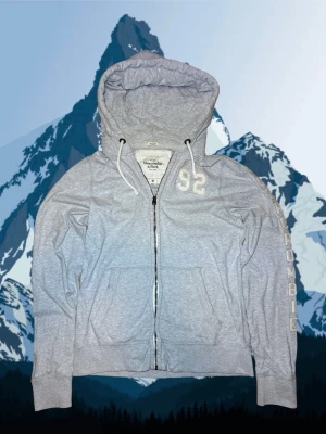 Abercrombi zip hoodie M - Säljer en tunn zip-hoodie i storlek M. Den är sjukt snygg och mycket bra skick 9/10. Bara att höra av dig vid frågor!😀