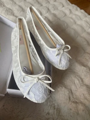 Nya oanvända Vita spetsballerinaskor från Nelly - Storlek 38 men stora i storleken så 39/40. Super fina och perfekt till student eller sommaren. 