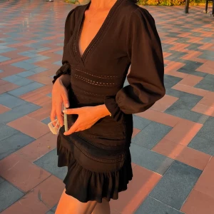 Svart kortklänning från Sandro - Säljer min svarta klänning från Sandro med v-ringning och puffärmar och volangkant nertill. Storlek 36, endast använd några få gånger. Originalpris 3200kr.