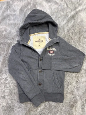 Hollister Hoodie - Säljer denna sällsynta och mycket eftertraktade Hollister hoodie | Storlek M | Mycket bra skick | Vid eventuella frågor hör gärna av dig och erbjuder bra pris vid köp av bundle 😁✅
