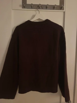 Vinröd stickad tröja från Gina - Vinröd stickad tröja från gina. Använt fåtal gånger. I storlek M 