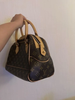 Brown handbag - Very nice used lightly no sign of usage. bought in korea