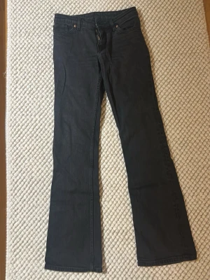 Svarta bootcut jeans - Snygga svarta jeans med bootcut-modell.  Jeansen har normal passform. Storlek 34 