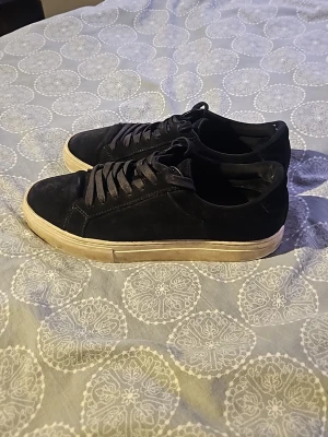 Svarta sneakers från Vagabond - Stilrena svarta sneakers med klassisk låg profil och vit sula. Skorna har svarta skosnören och ovandel i mockaliknande material. Perfekta för en avslappnad och trendig look.