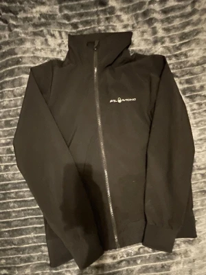 Sail racing jacka - Snygg vårjacka. 2 normala fickor på utsidan och 1 ficka på insidan. Köptes för 2500, priset kan diskuteras med snabb affär 