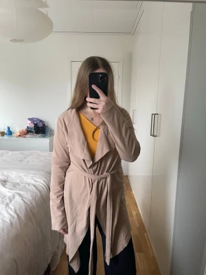 Beige tunn kappa från Shein - Säljer en snygg beige trenchcoat från Shein. Den har ett mjukt material och är sparsamt använd, fint skick.