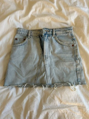 Zara jeans kjol - Jeans kjol från Zara. Strl XS. Säljer då den är för liten för mig. Se sista bild för bättre bild på färgen.