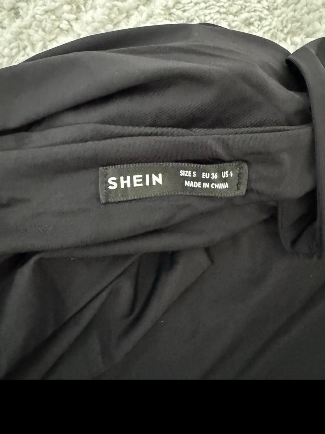 Svart långklänning med breda axelband - 2