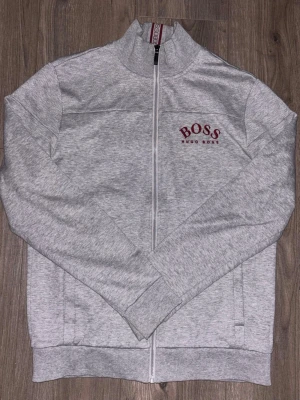 Hugo boss kofta - Säljer min Hugo boss kofta eftersom jag inte har använt den på länge. Den är i jätte bra skick inga skador på den eller något sånt.