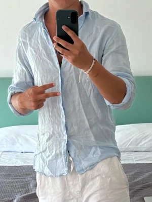 Ljusblå linneskjorta - Fräsch helt ny ljusblå skjorta från Matinique i 100% linne. Perfekt till sommaren. Nypris: 1699kr