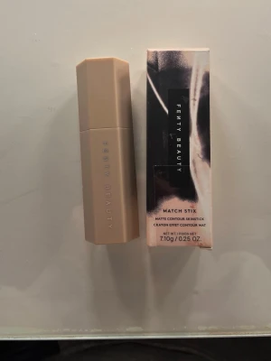 Fenty beauty match stix  - Säljer detta contour stick från fenty beauty då jag tyvärr köpte fel nyans. I färgen amber 01. Endast testad en gång och använde en borste på den då💓 har även förpackningen kvar❣️fungerar perfekt som båda contour och bronzer. 