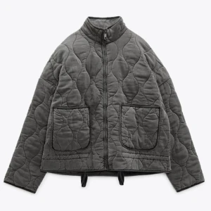 Grå quiltad jacka - Skitsnygg varm quiltad jacka från Zara i fint skick 💕 säljer då jag har fler jackor 💕 