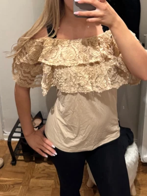 Blus - Off shoulder blus med spets💕köpt på plain vanilla för 1299kr, märket är blond hour!