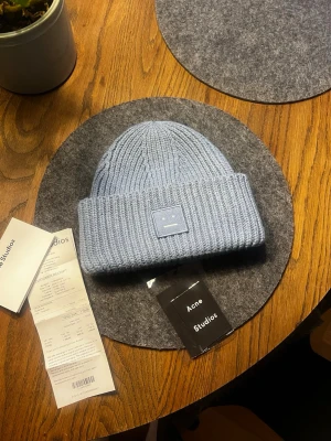 Acne mössa - Säljer en jättefin acne mössa som passar perfekt inför vintern. Aldrig använd endast testad 💗☃️❄️