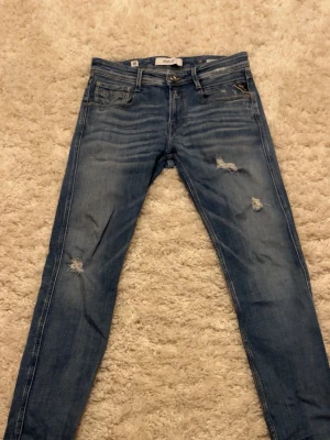 Blå Replay Anbass med slitningar - Tja säljer nu mina snygga replay anbass! || Inga defekter ✅|| super snygg wash || slitningar från fabrik || slim fit || 