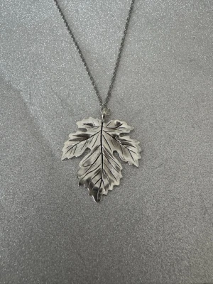 Halsband större löv - Halsband som inte är i äkta silver/guld. Kedja är oftast 50cm men kan ibland komma i 45cm. Kedja är rostfritt stål, berlock oftast i zinklegering men kan även det i vissa fall vara rostfritt stål. Be gärna om mått på berlock om detta är viktigt då bilderna är missvisande när det gäller hur stora dom är! 🌹❤️  Allt är nytt även om de kan stå ”mycket bra skick” , detta mest för att Vinted inte ska fundera på varför jag bara har nya saker .  Bud accepteras inte 🥰🌹