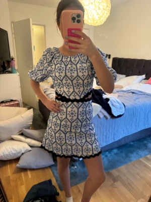 Vit och blå klänning med volangärm och cutout - Supersöt kort klänning med blått mönster och cutout vid midja och vågig nederkant. Så himla snygg och helt ny med prislappen kvar. Slutsåld! Nypris:599kr 💙💙💙
