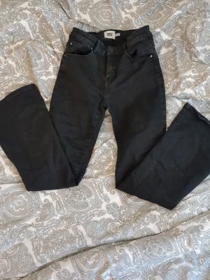 Svarat jeans lager 157 - Storlek 150, liten tråd bakpå men inget man märker när dom är på💕