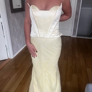 Gul aftonklänning - Helt oanvänd på grund av fel storlek. Kan användas med eller utan korsett. Storlek 38 men kan även passa 40!