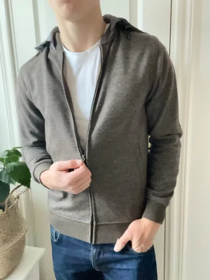 Massimo Dutti cardigan  - Massimo Dutti cardigan, en extremt rare och hype Massimo Dutti cardigan. hög kvalité med otrolig passform. Luvan går att zipa bort, andra resellers säljer denna ofta för runt 1700. Mitt pris 1200 🏆 . Inga defekter! Modellen bär S och är 180 cm 75 kg. Kom med frågor! 🏆