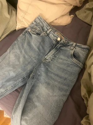 Jeans  - Low waist-mid waist. Dom är utsvängda men kan se ut o va raka men när dom är på är dom utsvängda. Aldrig använt. Storleken är olika dom passar 34-36-38 