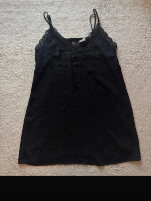 Svart spetslinne/nattlinne   - Säljer linne med spets 🤎