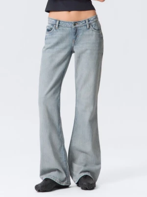 Nova low waist slim bootcut jeans - Säljer ett par ljusblå bootcut jeans med låg midja. Jeansen är helt nya och har aldrig användt de, dom har alla lappar kvar. De har en snygg utsvängd passform nedtill. Skriv ifall  fler frågor🩷🩷