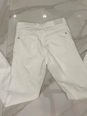 jeans från Dobber - Snygga vita från Dobber med en perfekt passform som är svår att få tag i när det gäller vita jeans, storlek 28, skulle säga att de passar dig runt 170 lång. De är lätta att klä upp men även att använda dagligen. De har inte någon fläck eller defekt på sig vilket gör att de är i nyskick. Hör av dig vid minsta fundering. //Noel 
