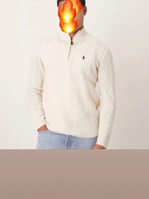 Vit stickad tröja Polo Ralph Lauren - Kabelstickad vit tröja från Polo Ralph Lauren med halv dragkedja och hög krage. Klassisk logga broderad på bröstet och ribbade muddar. Perfekt för dig som gillar stilren och tidlös design.