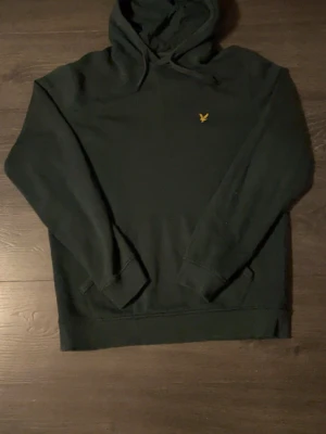 Lyle & Scott-original tröja i fint skick  - Hej, jag säljer min mörk gröna  LYLE& SCOTT Hoddie eftersom den inte passar mig.  Den är i väldigt i bra skick och knappt använd😁
