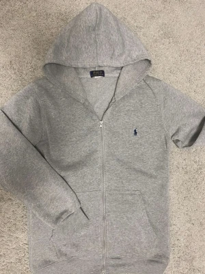 Ralph lauren zip up - Grå Ralph Lauren Zip Up Hoodie I bra kvalité. Använd ett par gånger men inget konstigt med den. Skriv om ni undrar något. 💬 