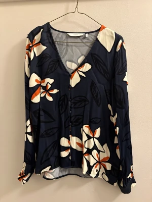 Blommig blus - Blommig v-ringad blus