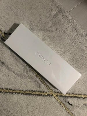 Watch Series 10 (GPS) Aluminum 46MM (Oöppnad) - Säljer en Apple Watch Series 10 (GPS) Aluminum 46mm, helt oöppnad och fabriksförseglad. Klockan är köpt 20 september 2024 och aldrig använd. Perfekt val för dig som vill ha en helt ny Apple Watch till ett bättre pris.  ✔️ Ny / Oöppnad ✔️ GPS-version ✔️ Aluminum – 46mm ✔️ Original Apple-produkt, Snabb affär prioriteras. Skicka gärna meddelande vid frågor!