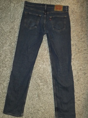 Levi's 511 mörkblå jeans W32 L32 - Säljer ett par klassiska Levi's 511 jeans i mörkblå tvätt. Modellen har raka ben och normal passform, bifogar såklart fler bilder på begäran