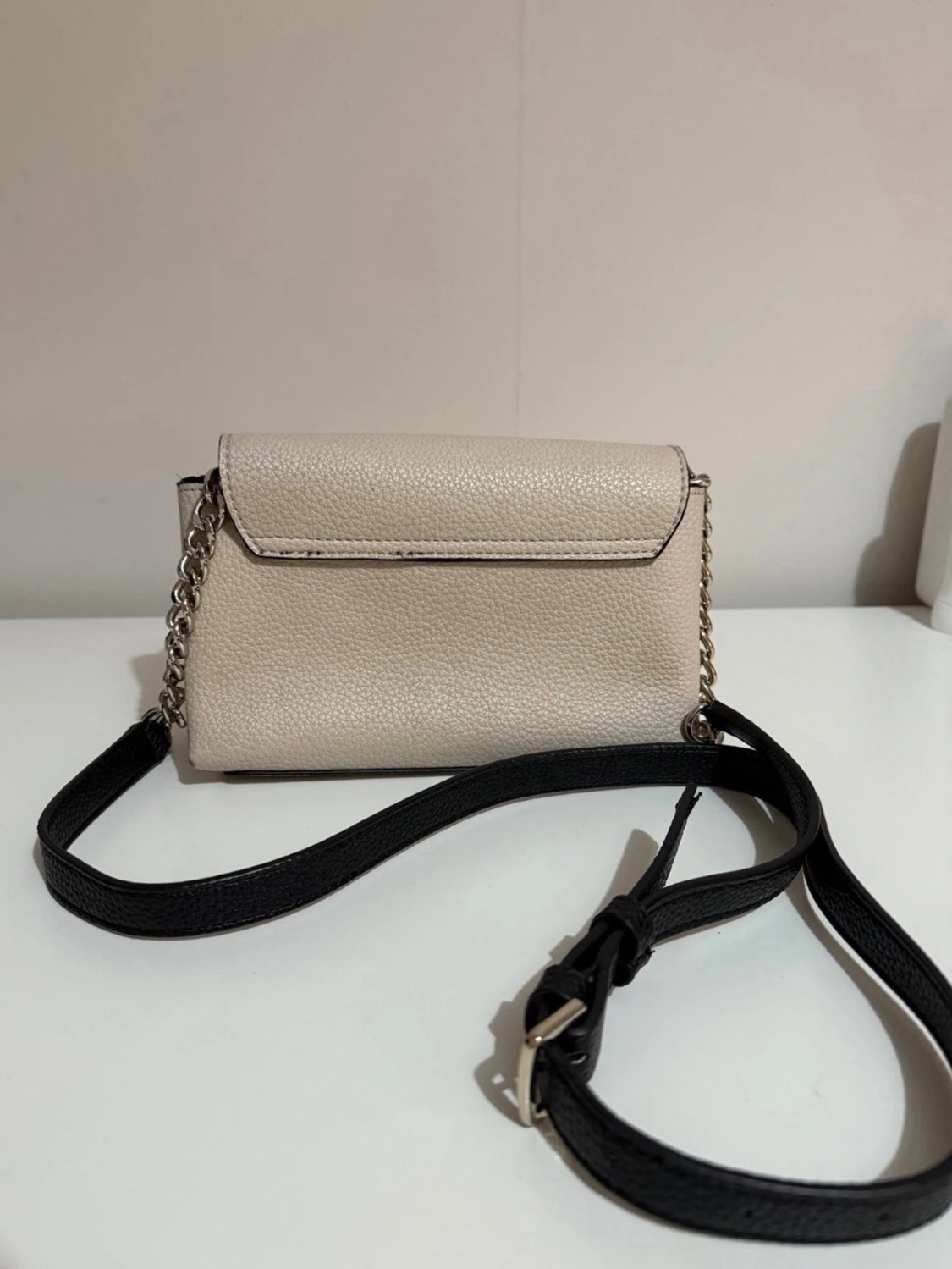 Beige axelväska från Guess - 1