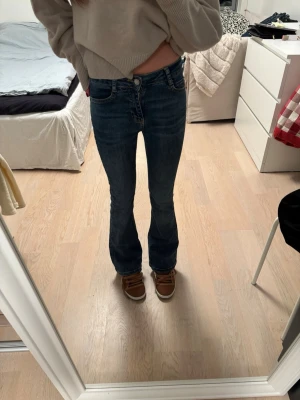 Bootcut jeans  - Blåa bootcut jeans med medel/låg midja. Sköna och stretchiga. 